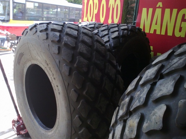 Những dấu hiệu bạn nên thay lốp cho xe lu bánh lốp