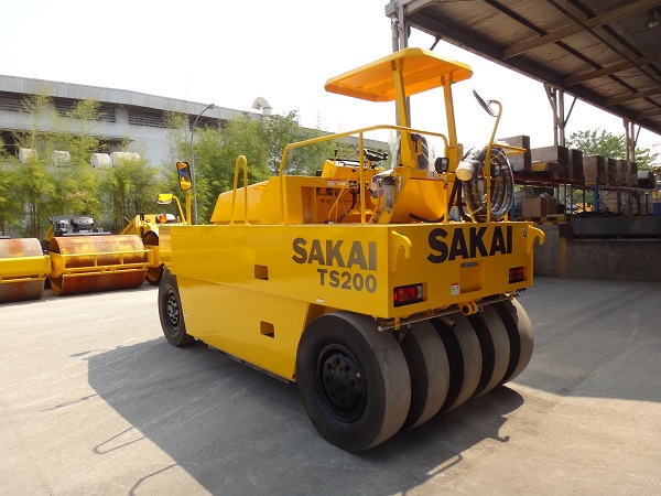 Xe lu bánh lốp Sakai TS200